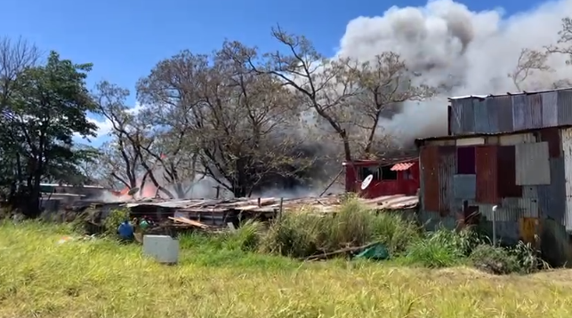 Incendio en ciudadela ‘Los Huevitos’ en Alajuela afectó 12 viviendas y arrasó con 1200 m²