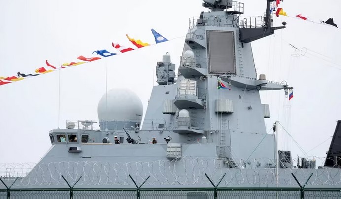 Un buque de guerra ruso con misiles hipersónicos se prepara para realizar ejercicios navales con Sudáfrica y China