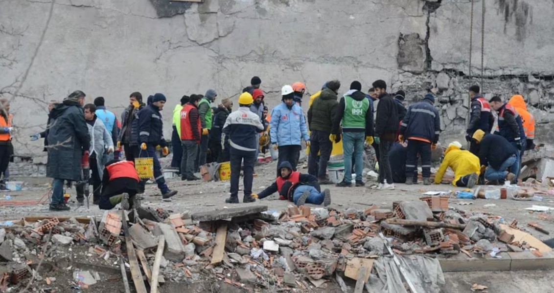 “A pesar de las condiciones no perdemos las esperanzas”: rescatistas israelíes participan del operativo de búsqueda tras el terremoto en Turquía