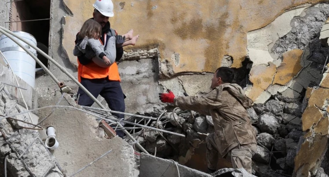 Titánica tarea en busca de sobrevivientes: colapsaron más de 5.600 edificios por el terremoto en Turquía y Siria