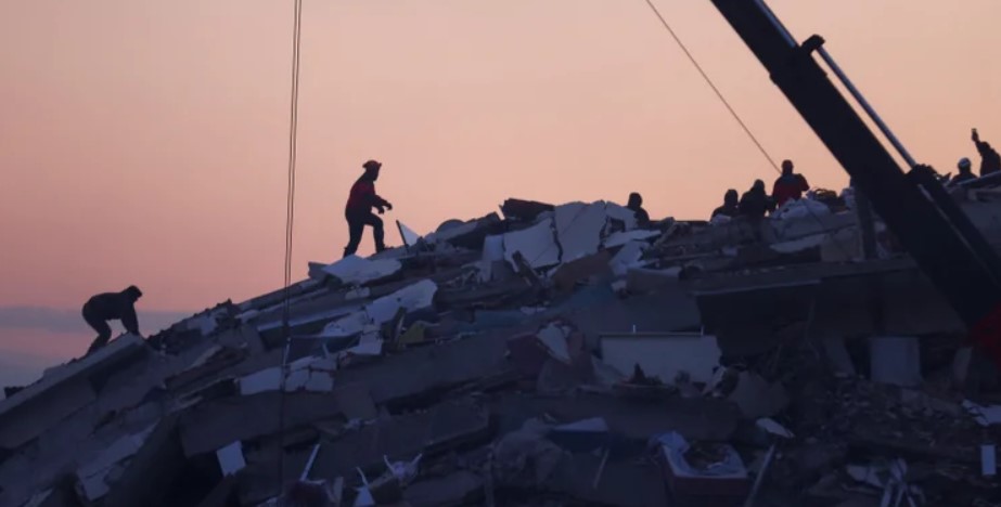 Rescataron con vida a seis personas bajo los escombros de un edificio en Turquía 68 horas después del terremoto