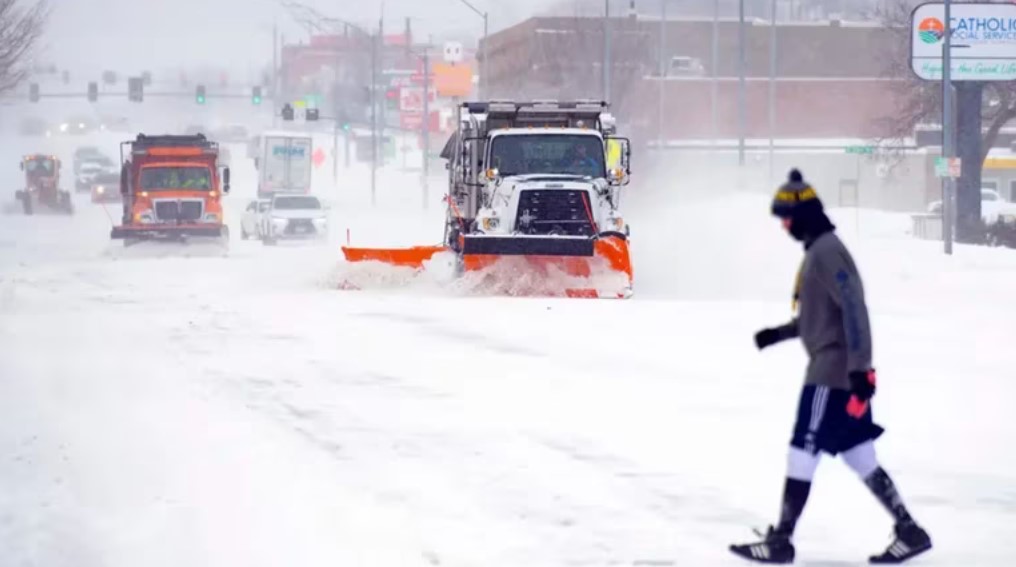 Poderosas tormentas invernales en EEUU dejaron vuelos cancelados, fuertes nevadas y miles de hogares sin luz