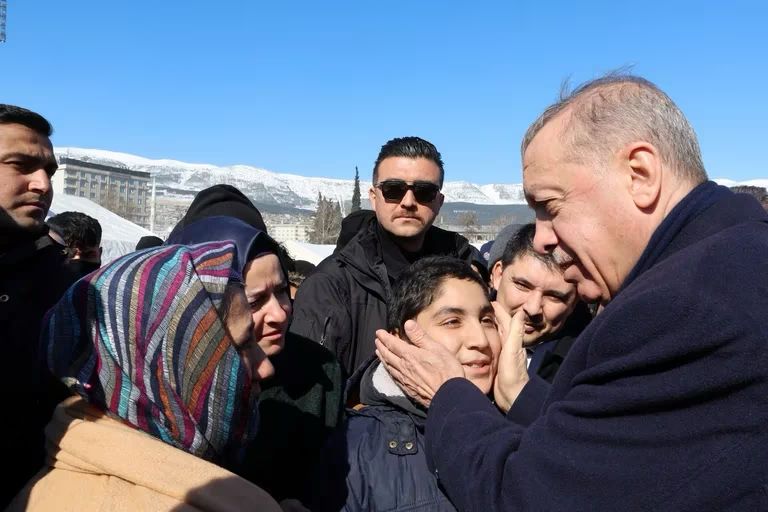 Erdogan recorrió una zona afectada por el terremoto en medio de crecientes críticas por su respuesta al desastre