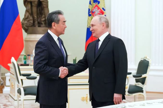 El máximo diplomático chino visita Moscú y reafirmó el apoyo a Rusia pese a la invasión a Ucrania: “Defendemos nuestros intereses”