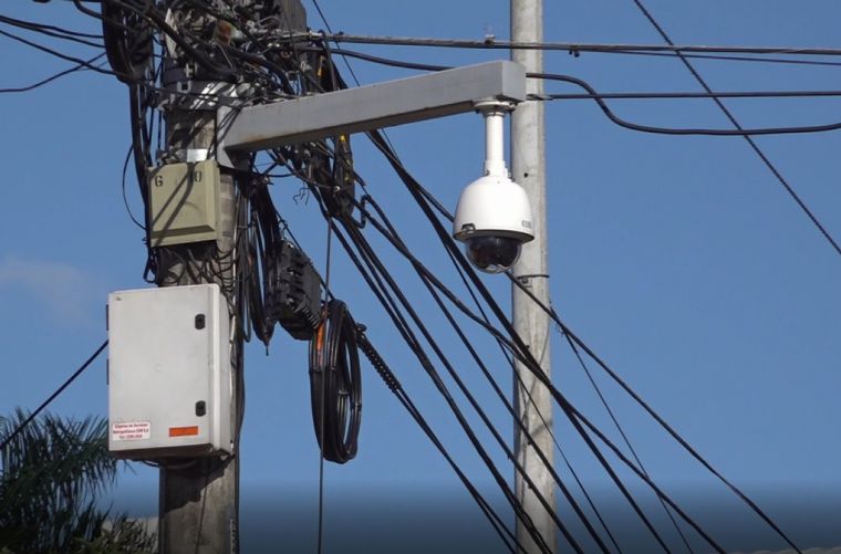 CNFL reclama ‘sobrecarga’ en capacidad de postes de luz por uso que hacen empresas de telecomunicaciones
