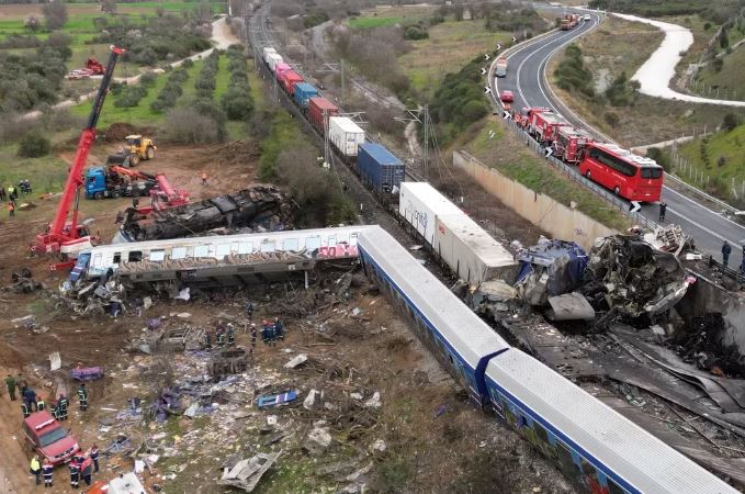 El primer ministro de Grecia reveló que el choque de trenes ocurrió por un “trágico error humano”