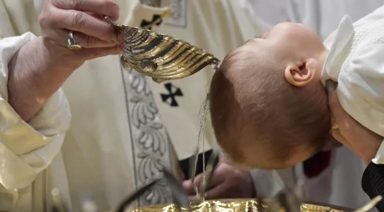 La Iglesia italiana suprimirá las figuras de padrinos y madrinas en bautismos y confirmaciones por tres años