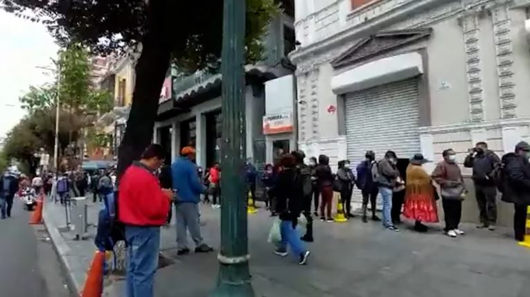 Alarma en Bolivia por la corrida al dólar: los ahorristas llevan semanas haciendo fila en los bancos y el gobierno de Arce admitió falta de liquidez