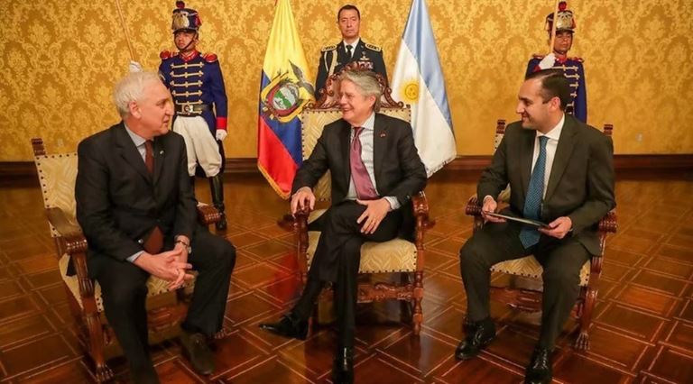 El embajador argentino expulsado por Ecuador llegó a Buenos Aires y criticó al canciller Holguín: “Es un mentiroso e irresponsable”