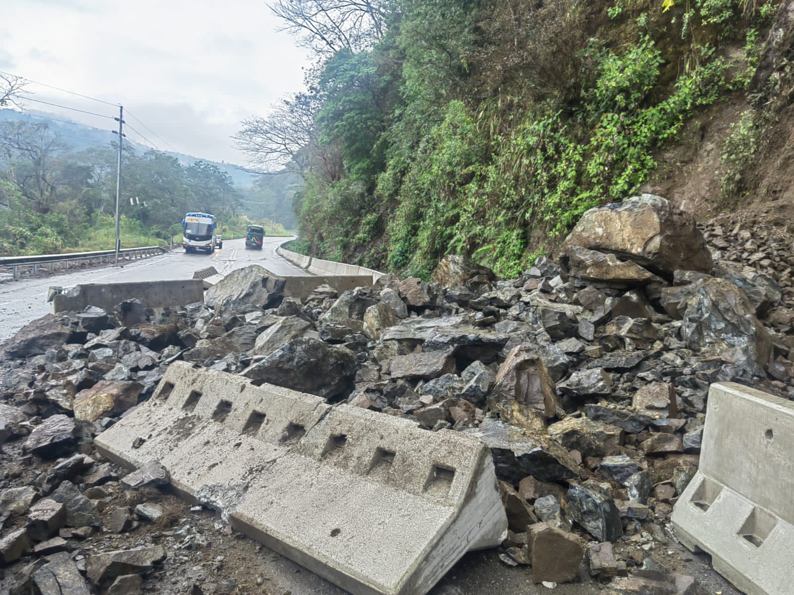 MOPT cierra paso por Ruta Nacional 1 en Cambronero tras caída de material debido a fuertes lluvias