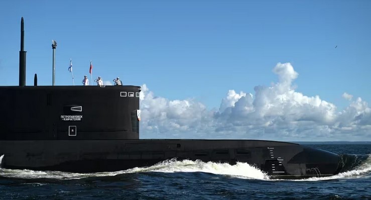 Rusia suma más tensión tras la amenaza nuclear de Putin: lanzó un misil de crucero Kalibr desde el mar de Japón