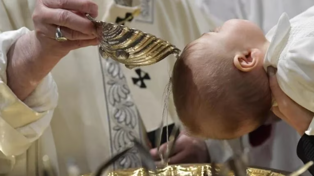 Un obispo italiano suspendió a los padrinos y madrinas de los bautizos: “Han perdido su valor original”