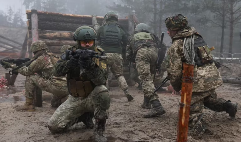 Tras repeler más de 100 ataques enemigos en Bakhmut, Ucrania prepara una contraofensiva inminente