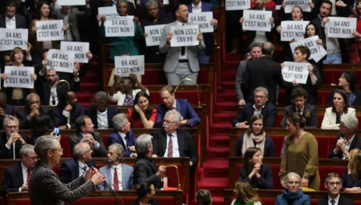 La oposición francesa presentó una moción de censura tras el decreto de Macron que impone la reforma de pensiones