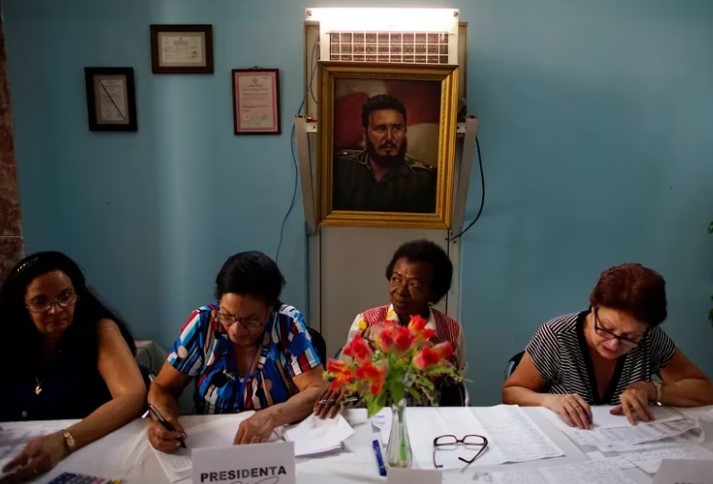 Los cubanos van a las urnas en otra predecible e insólita elección: hay tantos candidatos como escaños a ocupar y está prohibido hacer campaña