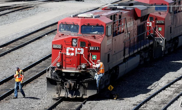Un tren de 70 vagones descarriló en Dakota del Norte y derramó materiales peligrosos