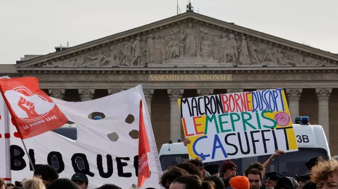 Qué pasará en Francia tras el decreto de Macron para imponer su reforma de pensiones: protestas masivas y mociones de censura