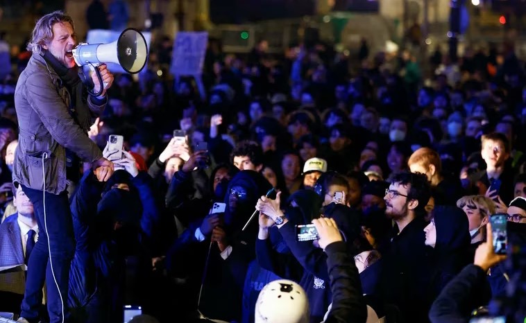 Explosión social en Francia: con miles de manifestantes en las calles, sigue la batalla contra la reforma de pensiones