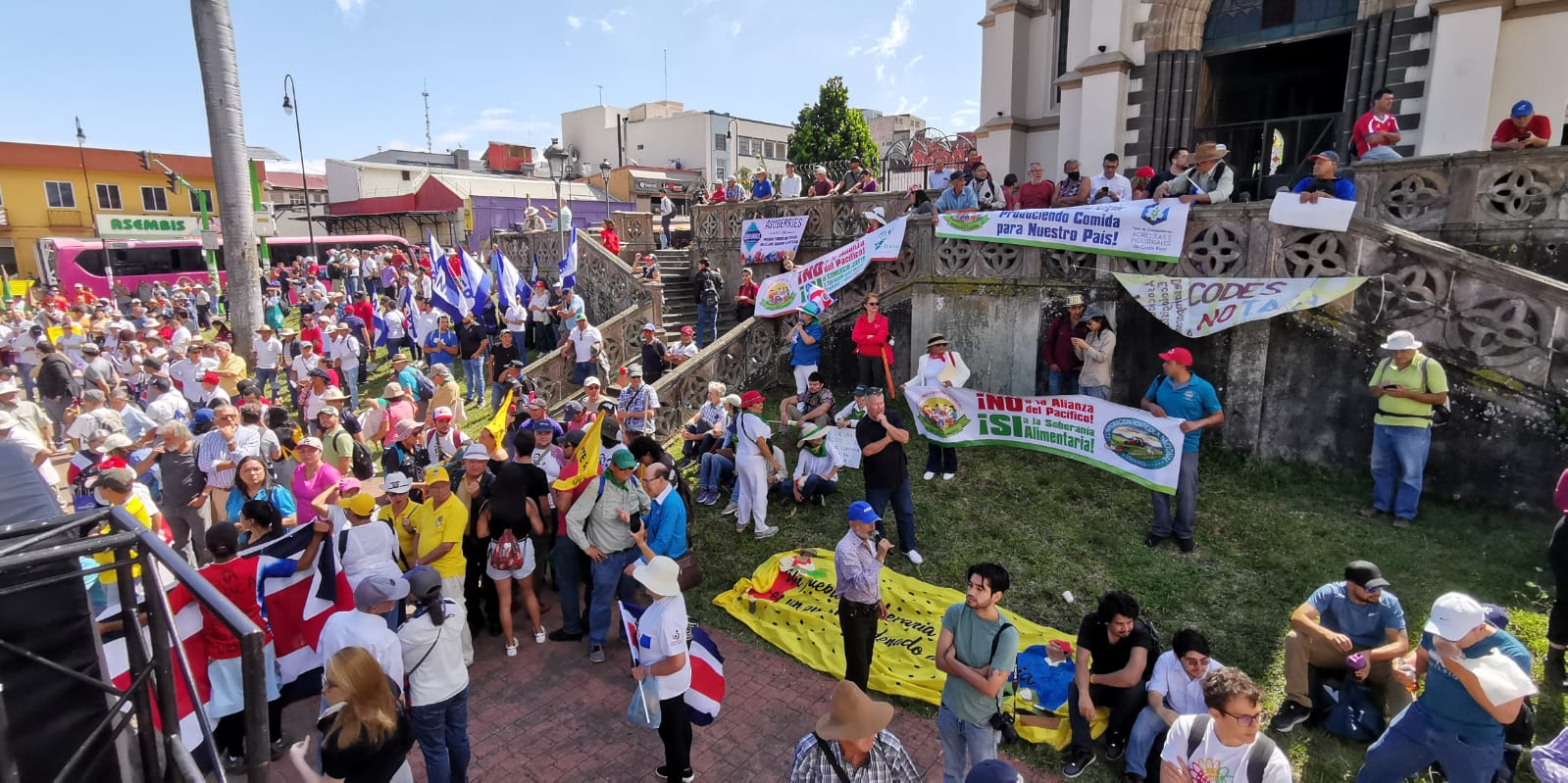 Agricultores realizan marcha en San José y califican de ‘atropellos’ las decisiones del gobierno