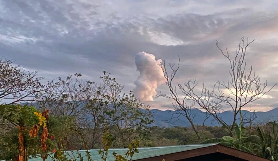 Volcán Rincón de la Vieja registró dos erupciones la mañana de este martes