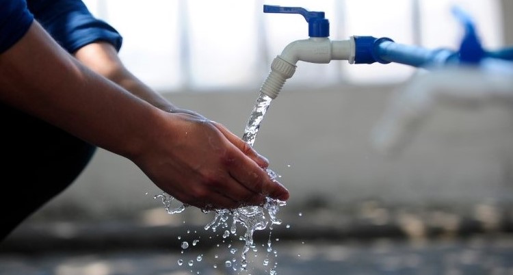 Encuesta revela que 4 de cada 10 hogares pagan menos de ₡10.000 mensuales por agua