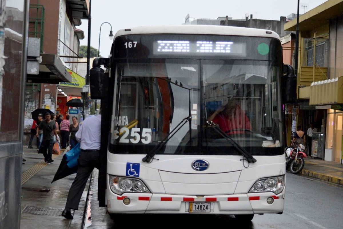 Mitad de rutas de autobús tendrán incremento de entre ¢5 y ¢620 en pasajes