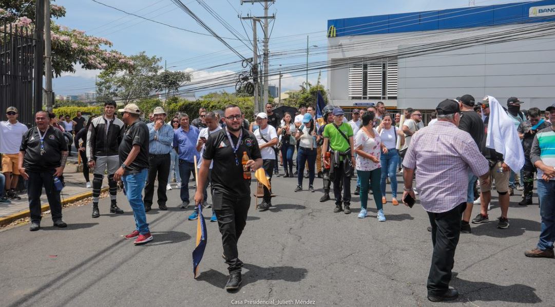 Grupo de policías se manifestó contra medida del Gobierno que les resta dos días de descanso