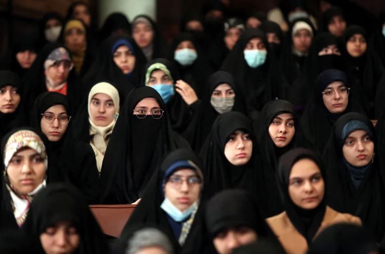 El régimen iraní expulsará a las estudiantes que no usen hiyab en los centros educativos