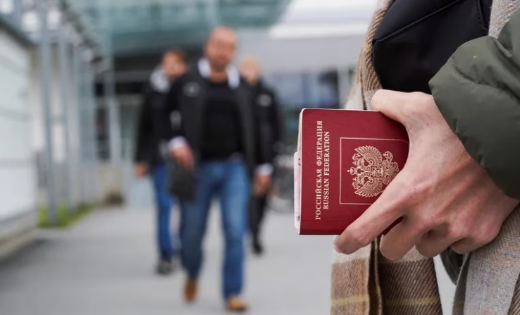 Rusia está confiscando los pasaportes de funcionarios y ejecutivos de empresas estatales ante el temor de deserciones