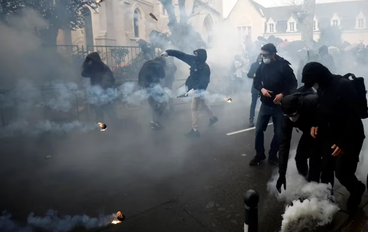 Disturbios en Francia en otra protesta: los sindicatos redoblan la presión contra la reforma de pensiones impulsada por Macron