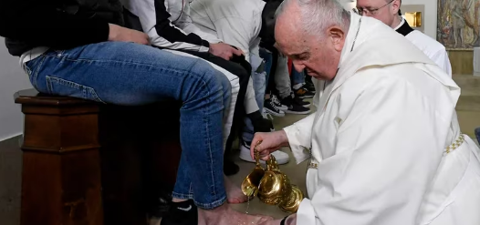 El papa Francisco lavó los pies de 12 jóvenes reclusos de diferentes etnias y nacionalidades