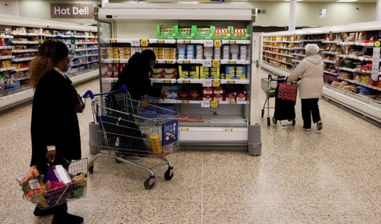 La inflación en el Reino Unido baja, pero se mantiene arriba del 10 por ciento interanual