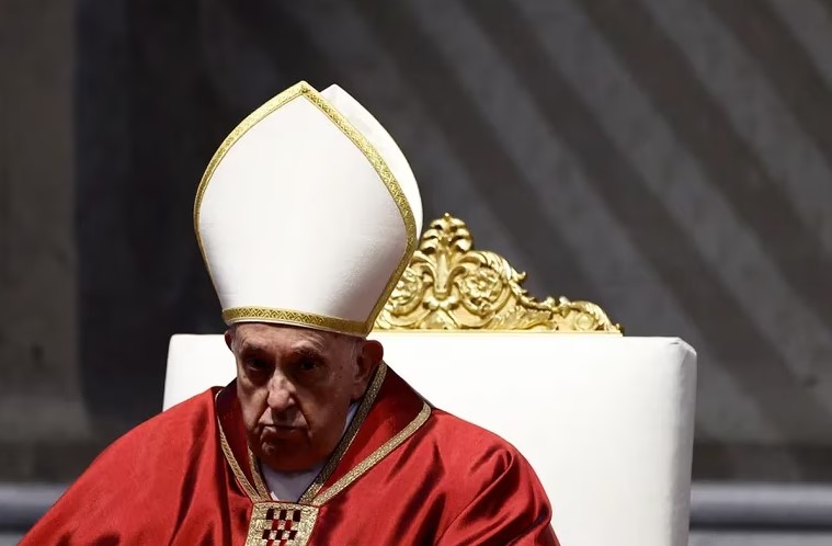 El Papa Francisco encabeza la celebración de la Pasión del Señor en la Basílica de San Pedro
