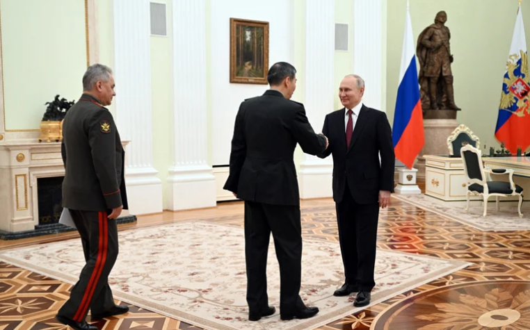 Alarma en Occidente: el ministro de Defensa de China viajó a Rusia para un encuentro con Putin