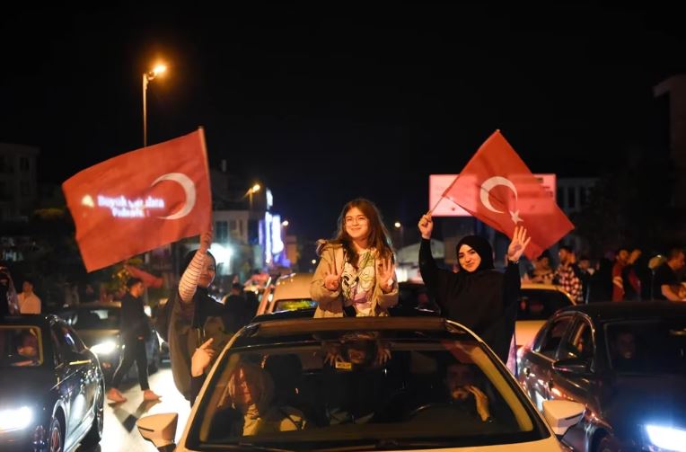 Turquía se prepara para una segunda vuelta entre Kilicdaroglu y Erdogan mientras el Consejo Electoral mantiene el suspenso