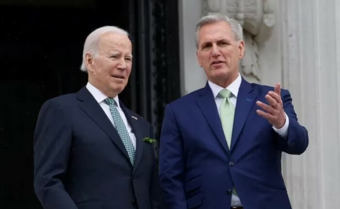 Joe Biden y el jefe republicano Kevin McCarthy se reúnen para negociar el desbloqueo del techo de la deuda de Estados Unidos