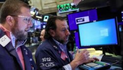 Las negociaciones por el techo de la deuda en Estados Unidos entraron en pausa y Wall Street sintió el golpe: cerró con pérdidas