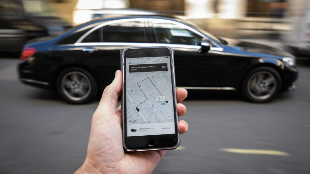 Gobierno presentó plan para equiparar condiciones entre taxistas y plataformas digitales de transporte
