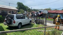 Ultraligero deportivo se estrelló en casa de Guápiles y causó daños en portón y vehículo