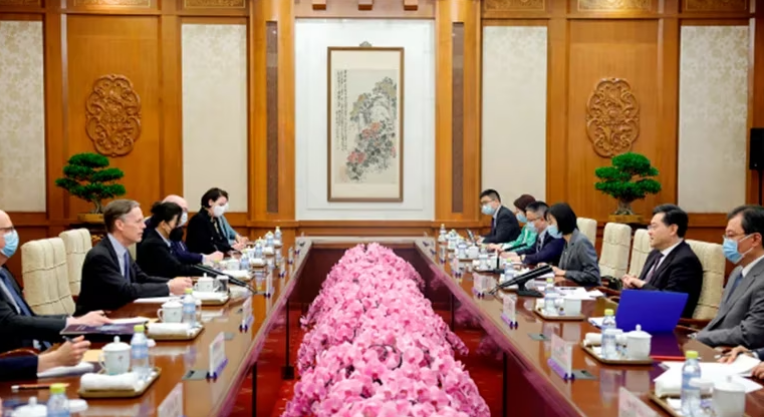 El embajador de Estados Unidos en China se reunió con el canciller de Xi Jinping