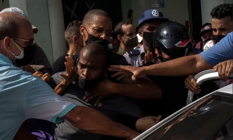La dictadura de Cuba profundizó la persecución a los disidentes con 354 acciones represivas en mayo