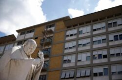 El papa Francisco llegó al hospital Gemelli de Roma para ser sometido a una cirugía intestinal de urgencia