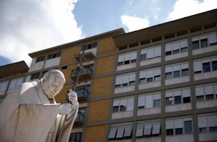 El papa Francisco llegó al hospital Gemelli de Roma para ser sometido a una cirugía intestinal de urgencia