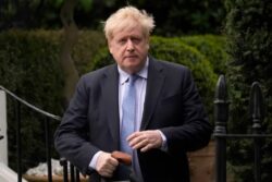 Boris Johnson renunció como legislador británico antes de ser sancionado por engañar al Parlamento