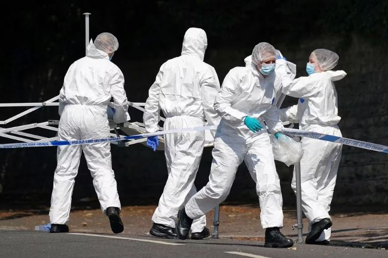 La policía del Reino Unido investiga el motivo del ataque en Nottingham en medio de los homenajes a las víctimas