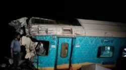 Al menos 50 muertos y más de 400 heridos tras un choque de trenes en India