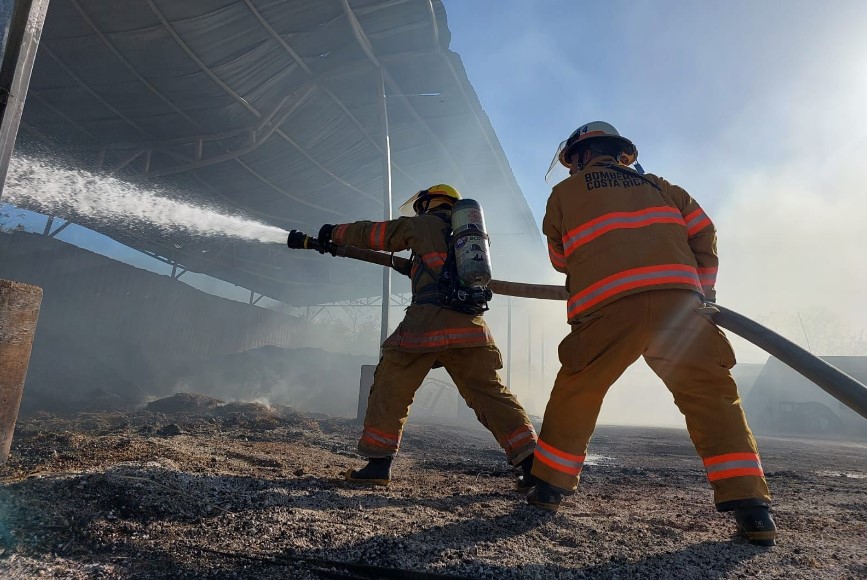 Más de 40 bomberos costarricenses viajan a Canadá a apoyar a ese país a combatir incendios forestales
