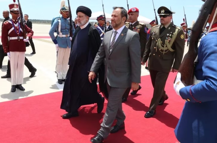 El presidente de Irán llegó a Venezuela, primera parada de su gira por Latinoamérica con visitas a regímenes aliados