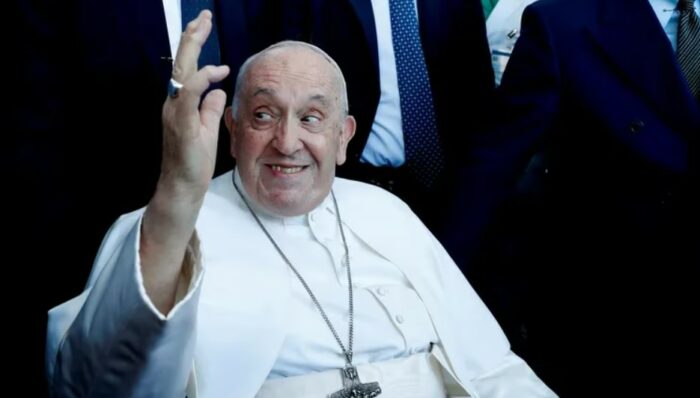 El papa Francisco fue dado de alta del hospital Gemelli en Roma tras su operación por una hernia abdominal
