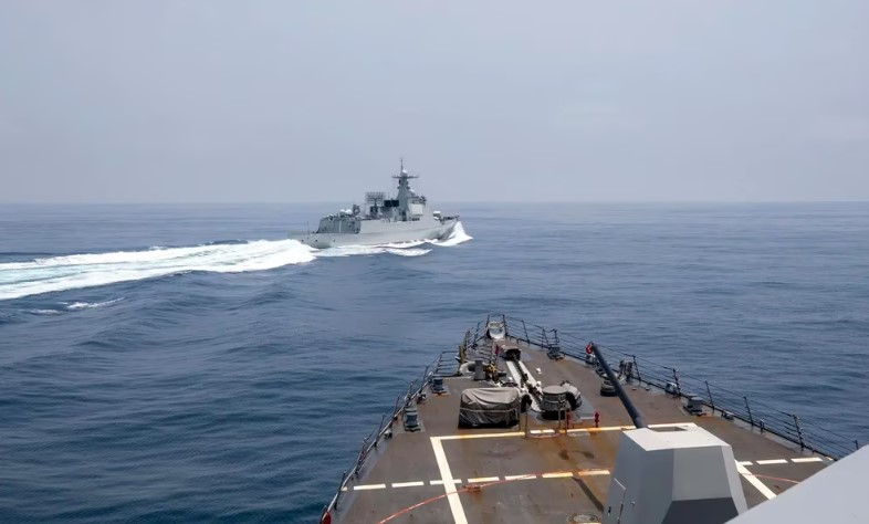 La Marina de EEUU publicó un video de la peligrosa maniobra de un destructor chino en el Estrecho de Taiwán